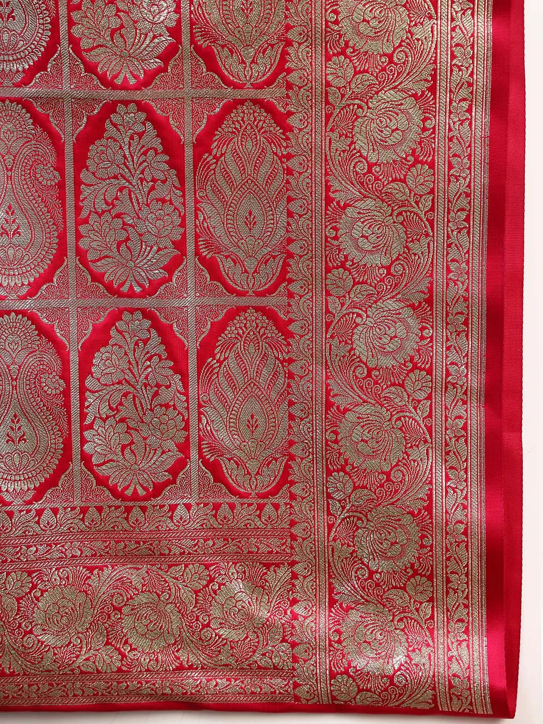 Close up Shot of Silver Zari Woven Pallu on Rani Pink Base